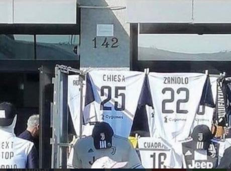 Juve su Chiesa e Zaniolo, all'Allianz Stadium già in vendita le maglie FOTO  | Primapagina | Calciomercato.com