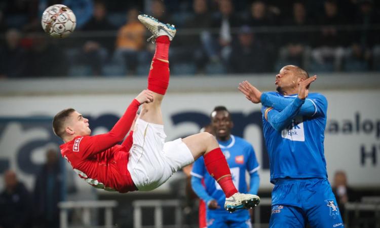 Calcia come Pirlo, ha convinto l'Ajax: ecco Marin, l'erede di de Jong