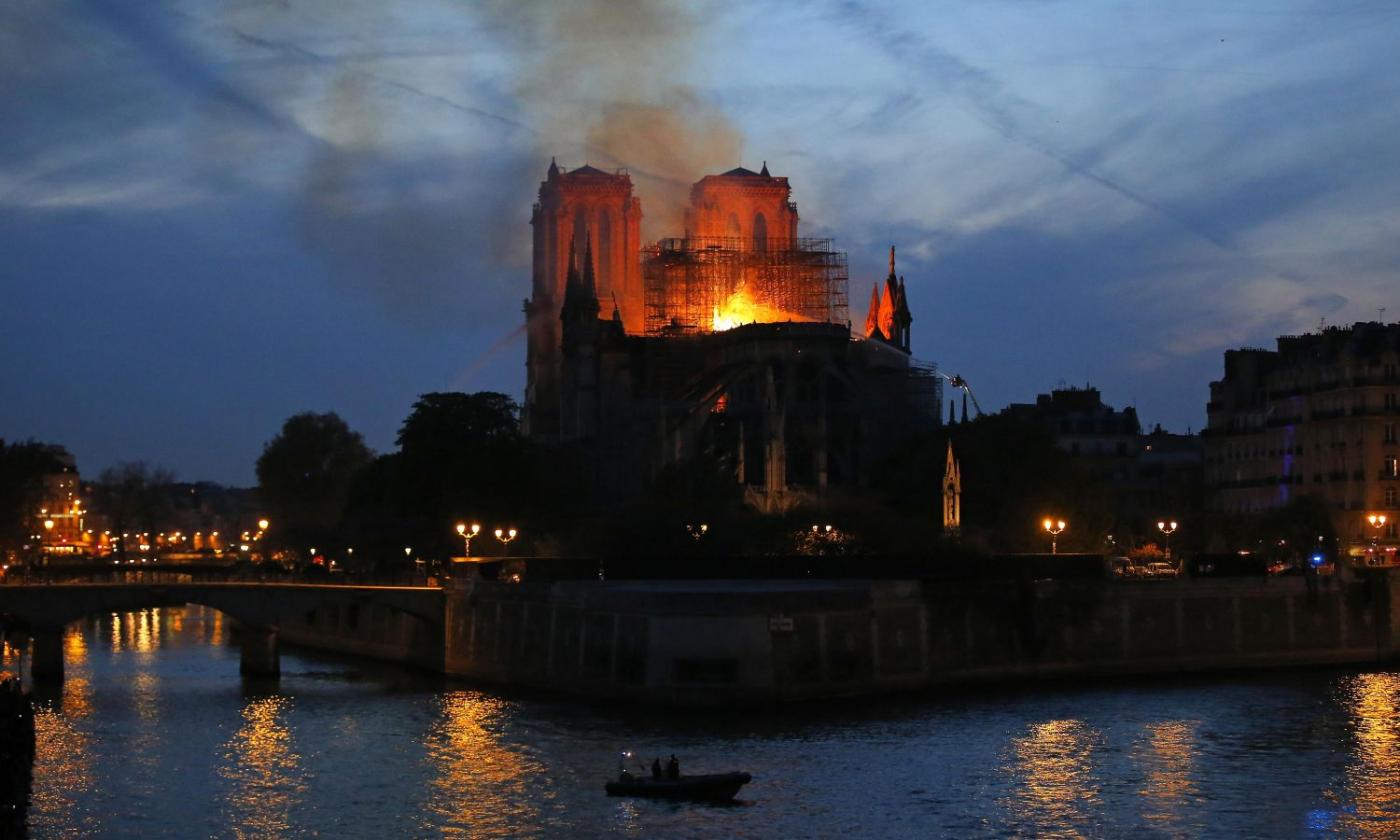 Parigi, incendio devasta Notre-Dame: 'Ma la struttura è salva' FOTO e VIDEO