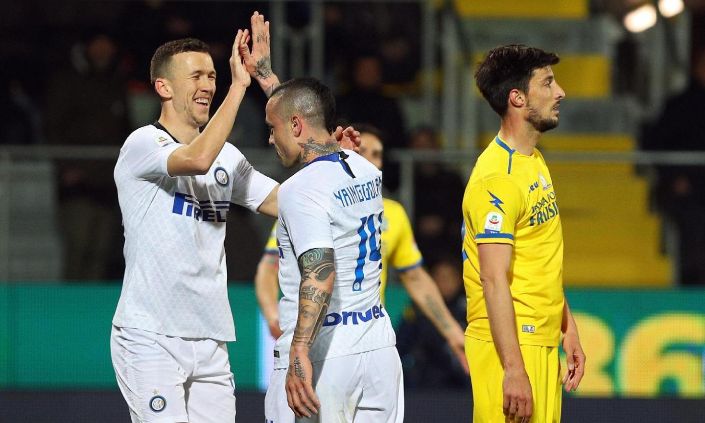 L'Inter si complica la vita, ma passa 3-1 a Frosinone e resta sola al terzo posto