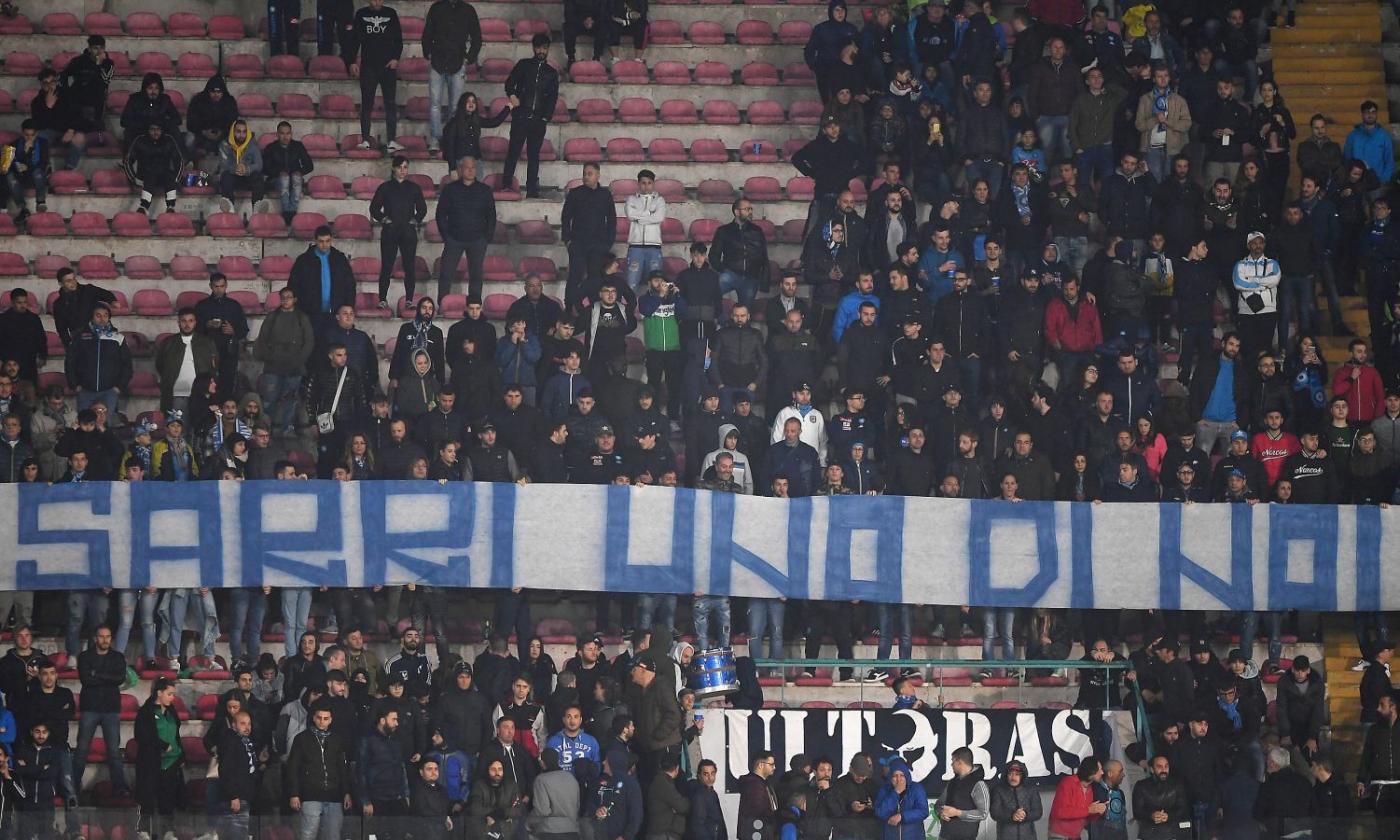 Napoli, striscioni e cori per Sarri: 'Uno di noi' FOTO