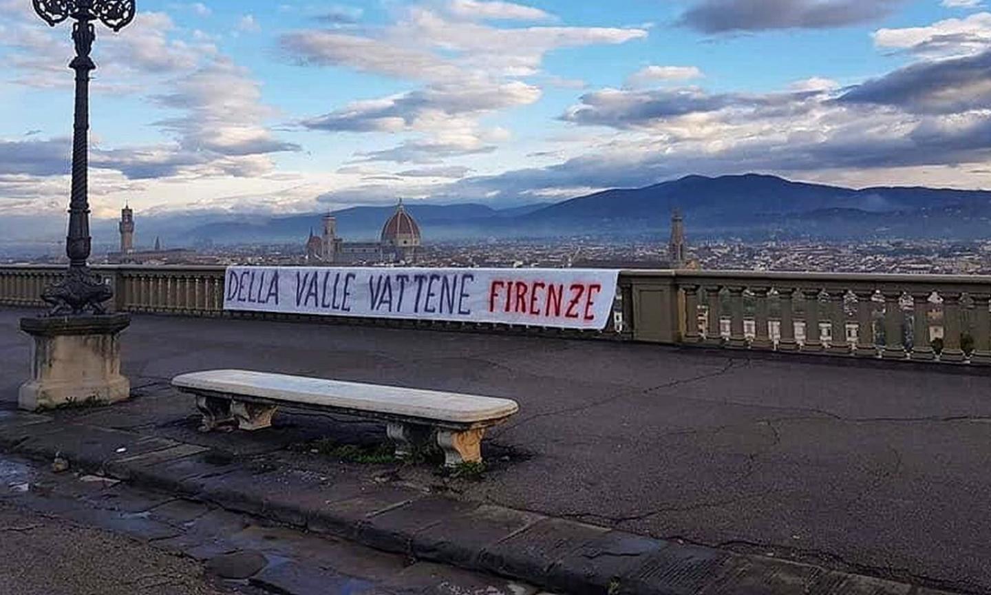 Fiorentina, continua la protesta: 'Della Valle vattene', striscioni in tutta la città