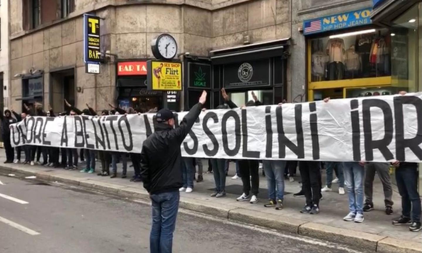 Vergogna a Milano, striscione degli ultras della Lazio: 'Onore a Benito Mussolini'. Tra i responsabili 3 interisti