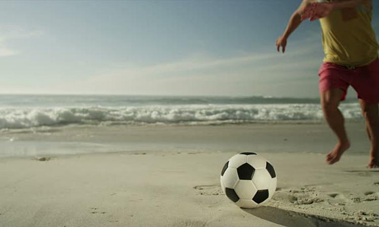 Niente partite a Natale, calciatori liberi di andare alle Maldive: schiaffo ai tifosi