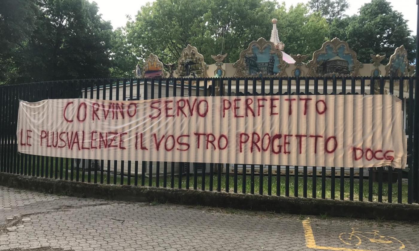 A Firenze è lotta aperta: striscione contro Corvino, oggi il summit sul futuro