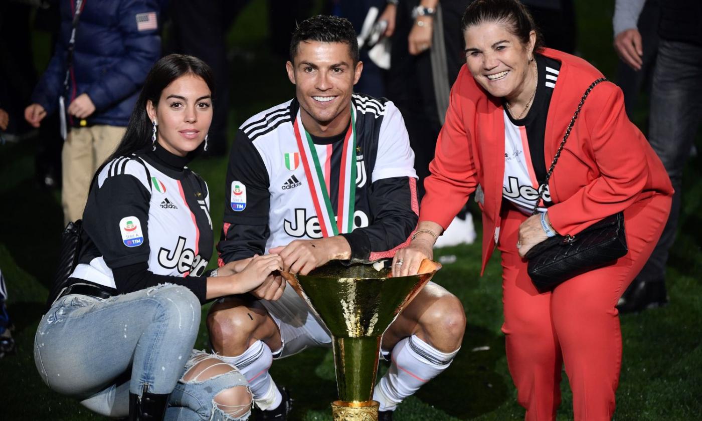 Video: Cristiano Ronaldo accidentally hits his son with the Scudetto trophy