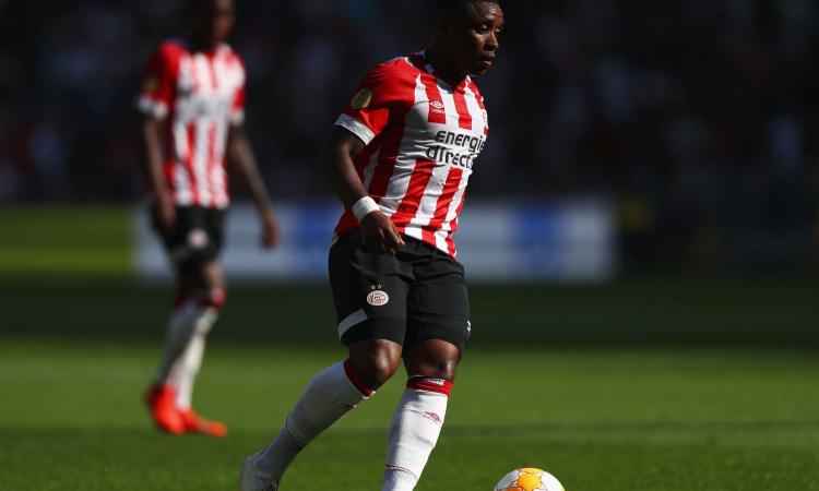 Inter e Milan, l'Ajax ci prova per Bergwijn. L'agente: 'Interesse serio'. Il PSV: 'Non ci andrà mai!'