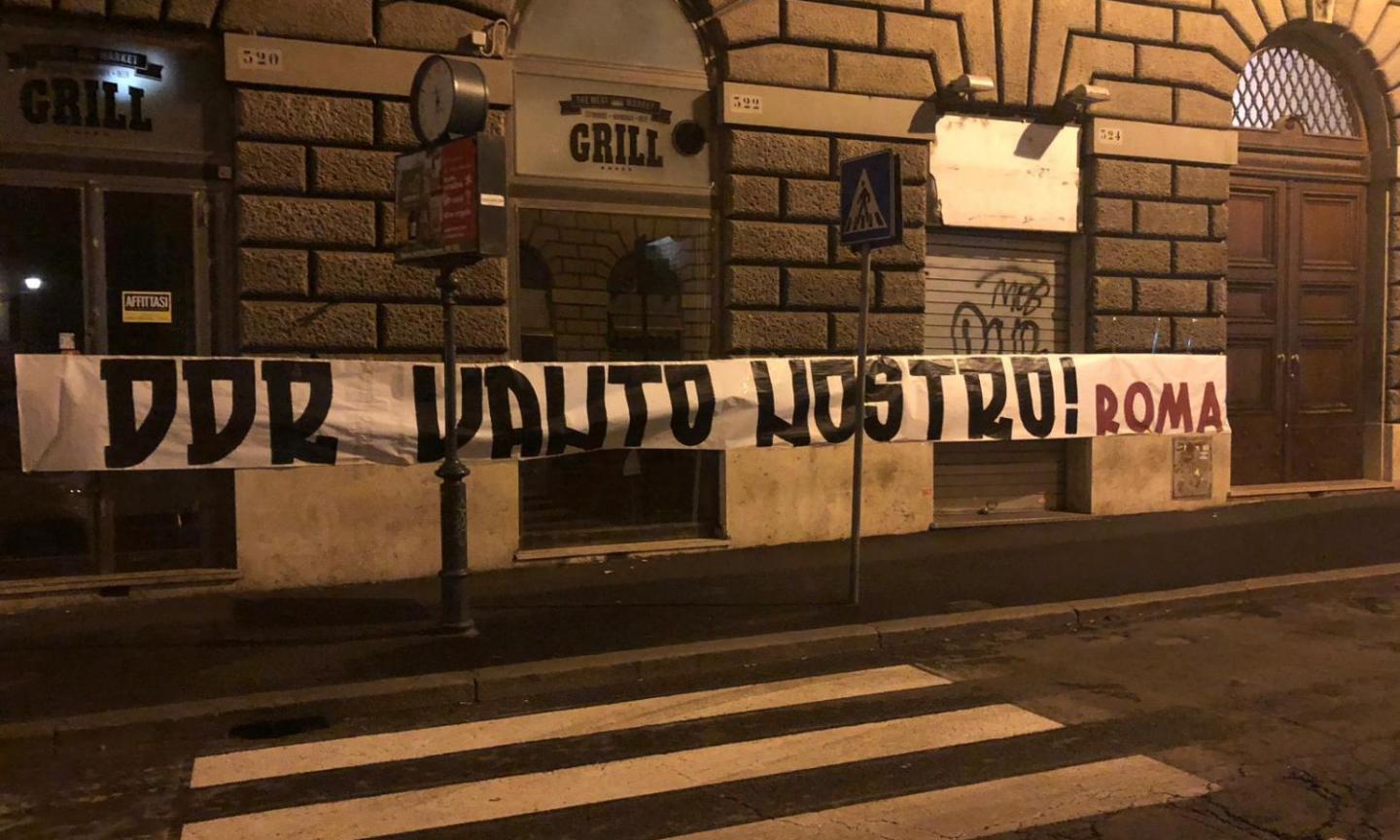 Roma, la rabbia dei tifosi su Pallotta: affissi nella notte striscioni pro De Rossi e contro la società