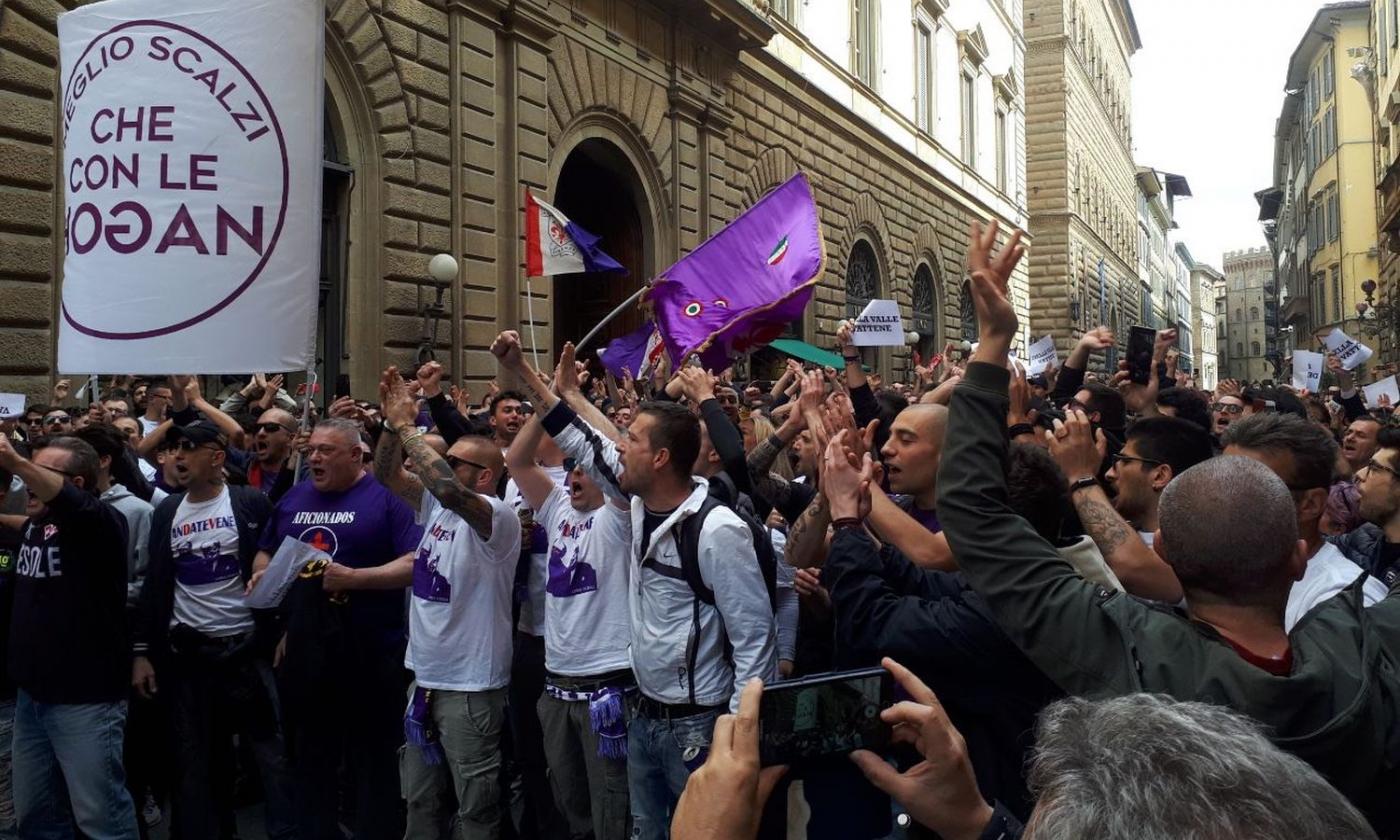 Fiorentina, flash mob dei tifosi contro i Della Valle: 'Meglio scalzi che con le Hogan' FOTO