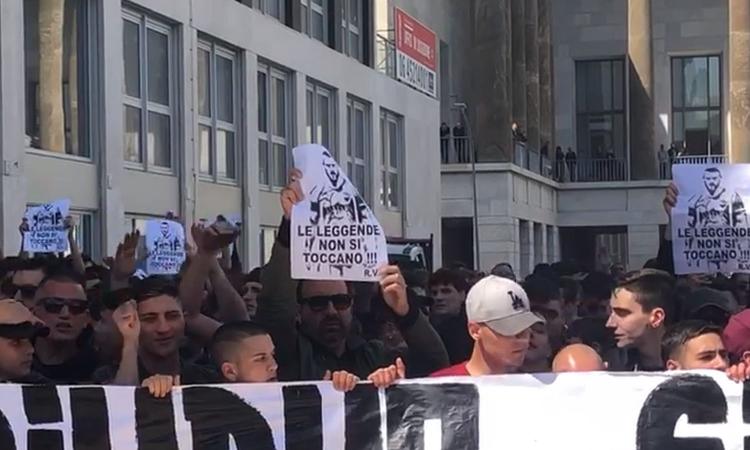 Roma, 1500 tifosi protestano: 'Pallotta pezzo di m..., vendila' 'Società di indegni'. Cori contro Baldissoni VIDEO