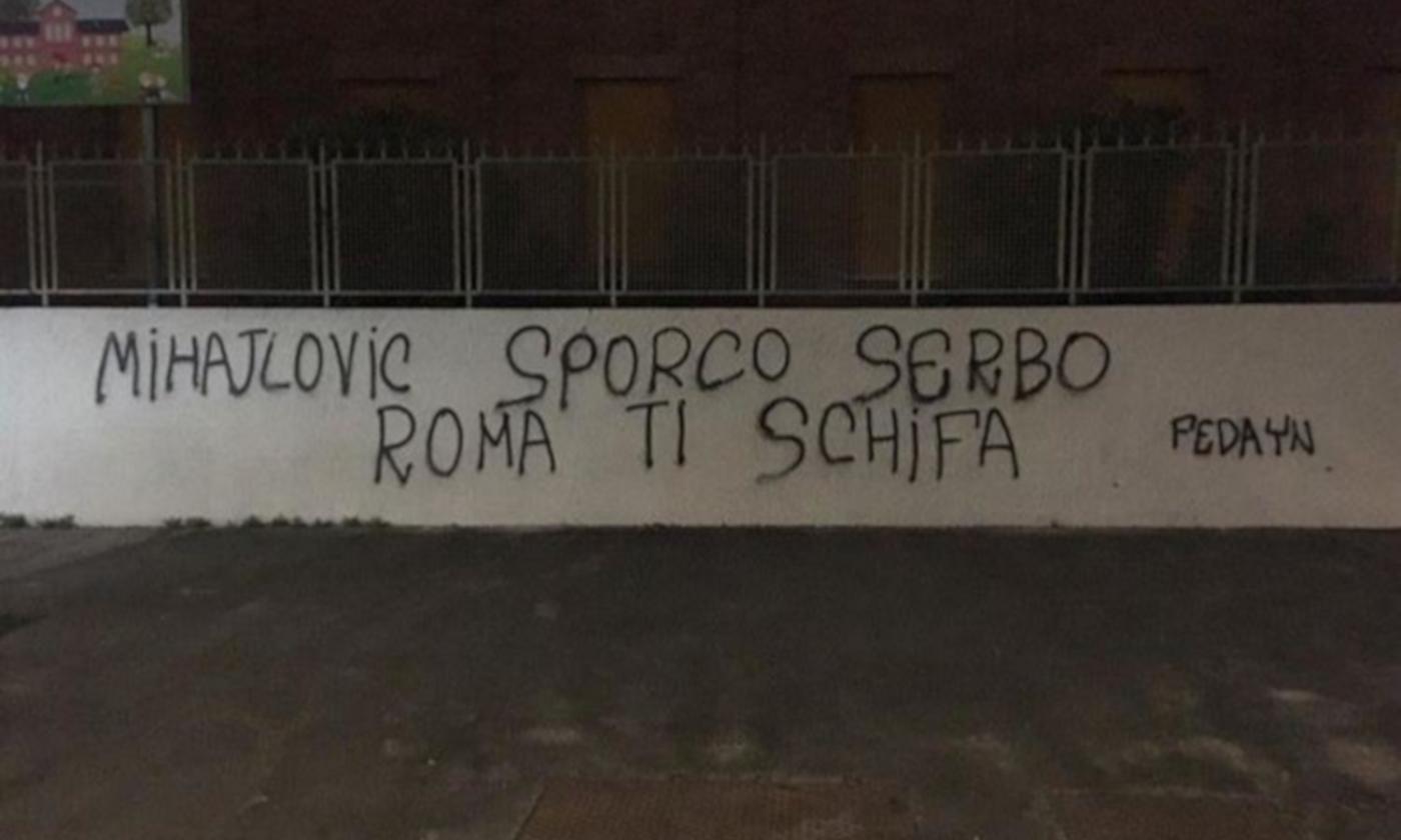 'Roma ti schifa': striscione razzista contro Mihajlovic FOTO