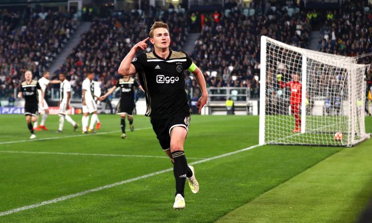 De Ligt compie 20 anni, l'Ajax gli fa gli auguri con il VIDEO del gol alla Juve