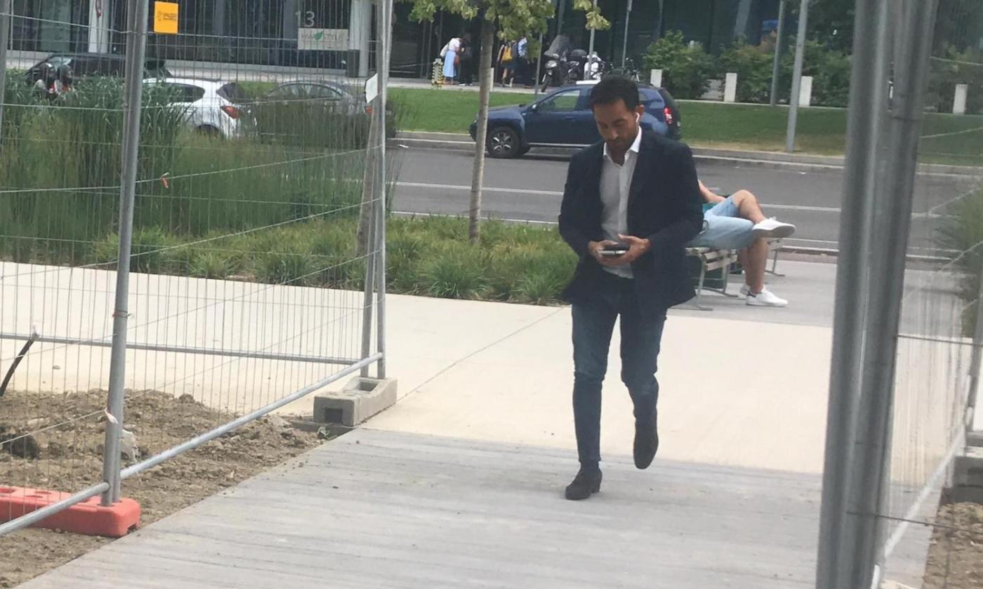 Watch: Sensi agent arrives at Inter HQ as Nerazzurri overtake AC Milan in race for Sassuolo star