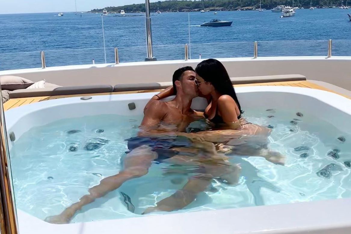 Georgina sullo yacht con Ronaldo. Parte il coro hot: 'Escile...'. E lei se la ride VIDEO