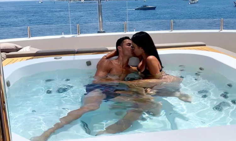 Georgina sullo yacht con Ronaldo. Parte il coro hot: 'Escile...'. E lei se la ride VIDEO