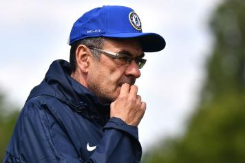 Sarri concentrato cappello Chelsea