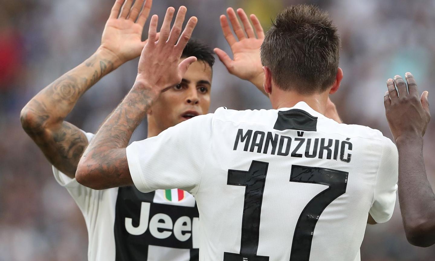 Watch: Mandzukic becomes a 'linesman'