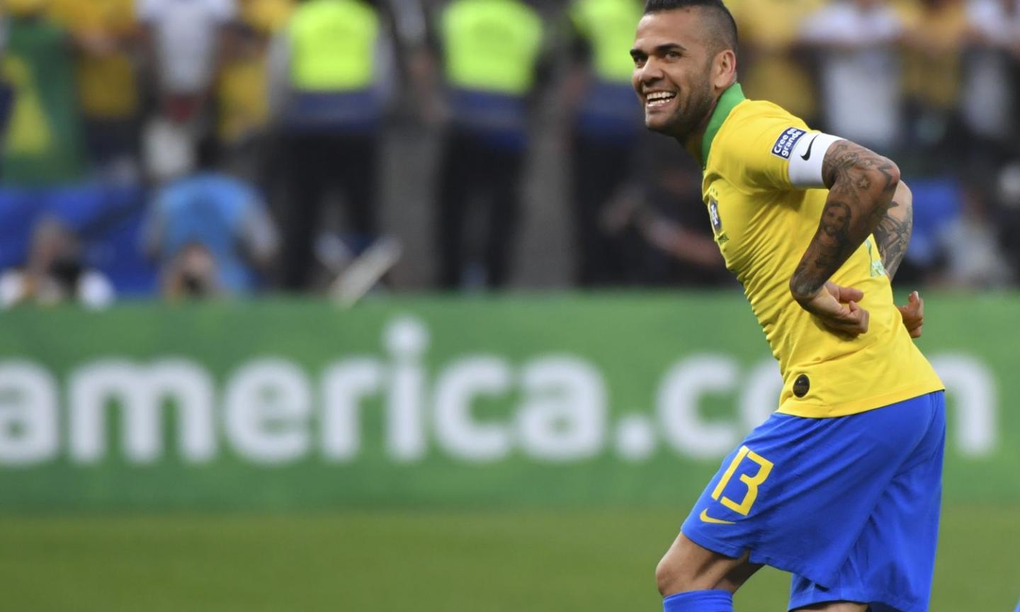 Brasile, Dani Alves: 'Non parlo ora del mio futuro, ora penso alla nazionale'