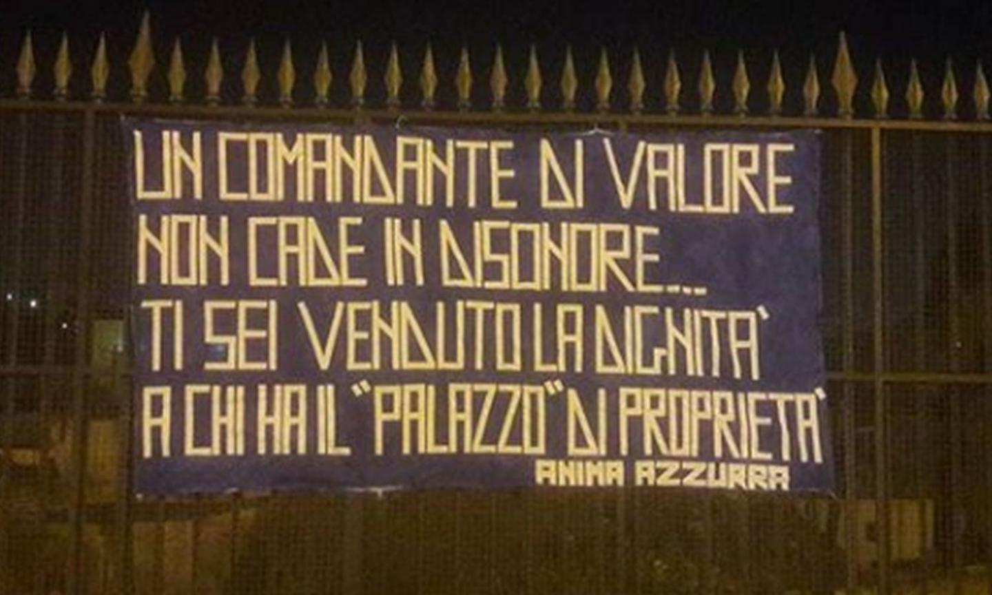 Sarri alla Juve, striscione nel centro di Napoli: 'Ti sei venduto la dignità'