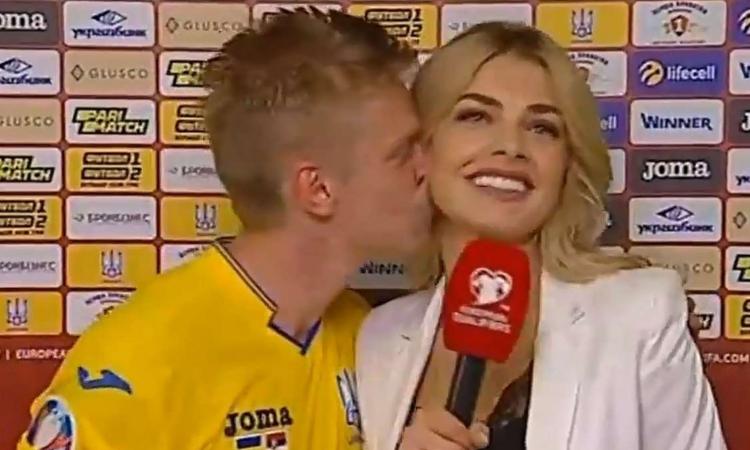 Ucraina a Euro 2020, Zinchenko 'impazzisce': baci alla giornalista e cori da stadio in studio VIDEO