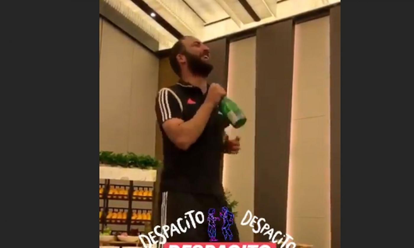 Juve, cantano i nuovi arrivati: Buffon sceglier 'Volare', Higuain punta su 'Despacito' VIDEO