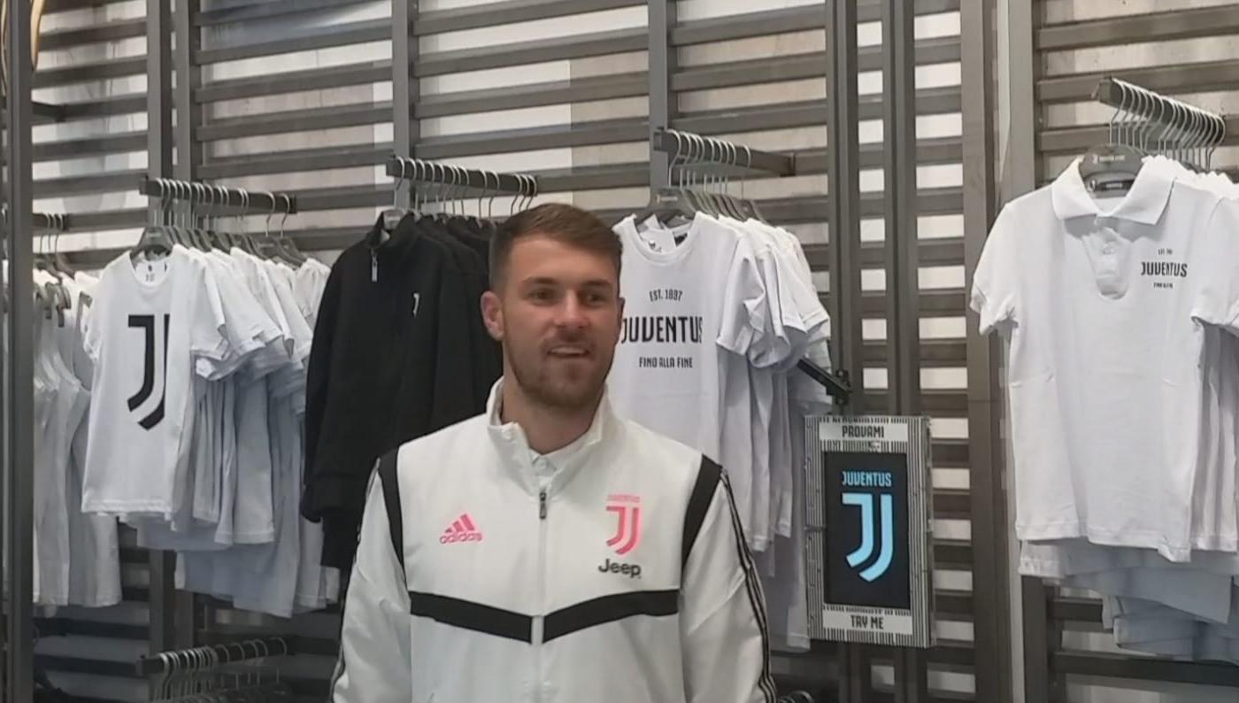 Juve, Ramsey si rilassa in piscina FOTO