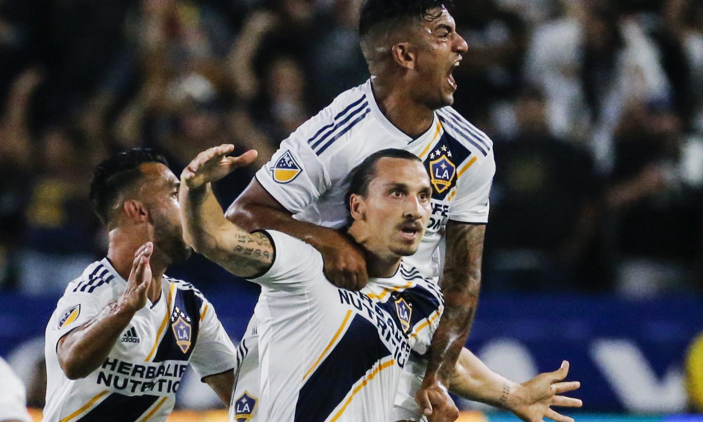 Ibra show a Los Angeles: tripletta nel derby e polemica con Vela