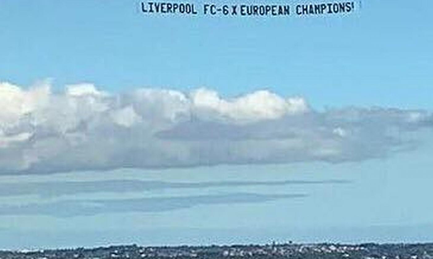 Il Manchester United non vince più, i tifosi del Liverpool prendono un aereo e parte lo sfottò VIDEO