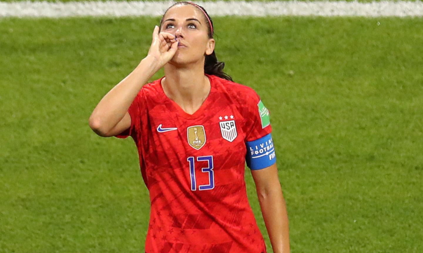 Mondiali femminili, Alex Morgan difende il gesto del thè: 'Gli uomini esultano mostrando gli attributi, noi...'