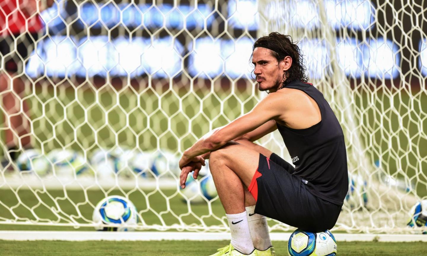 Former Milan striker: 'One-legged Cavani better than Icardi with two legs'