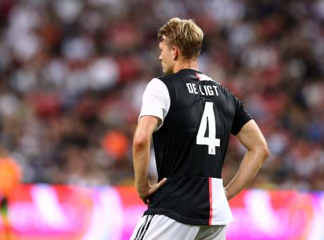 Juve, De Ligt canta Bob Marley davanti ai compagni VIDEO