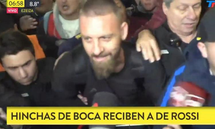 Boca Juniors, cori, sciarpe, entusiasmo: che accoglienza per De Rossi! VIDEO