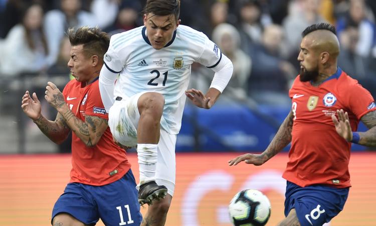 Argentina-Cile, Dybala disturba Vidal prima del rigore e grida: 'Quiricocho' VIDEO
