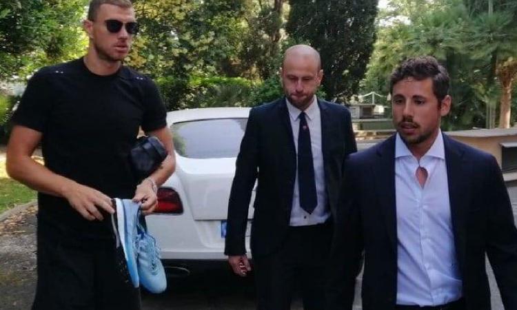 Dzeko è a Roma: visite mediche e nessuna risposta sul futuro. I tifosi: 'Non andare all'Inter!'