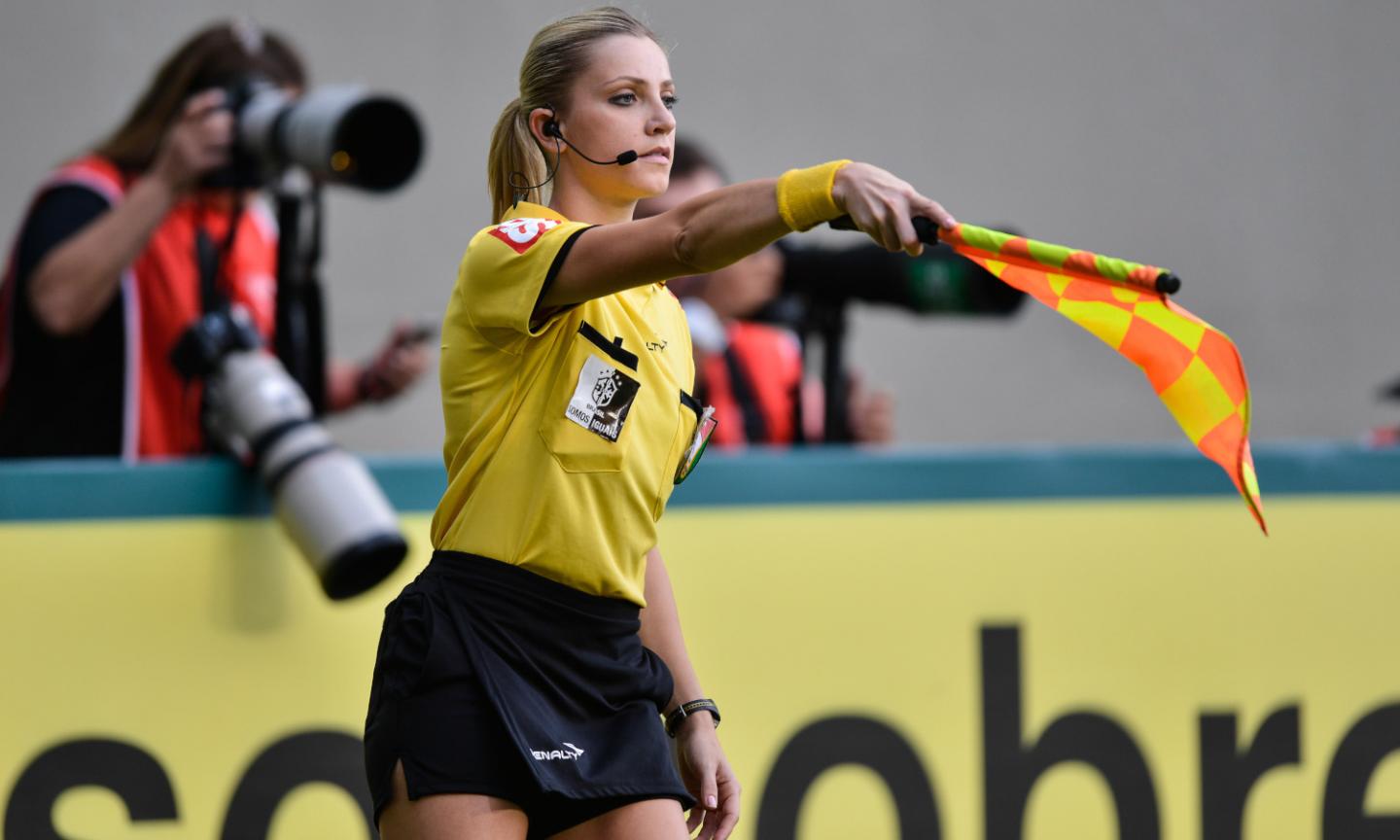 Fernanda Colombo, giornalista e arbitro sexy: che finta! FOTO e VIDEO