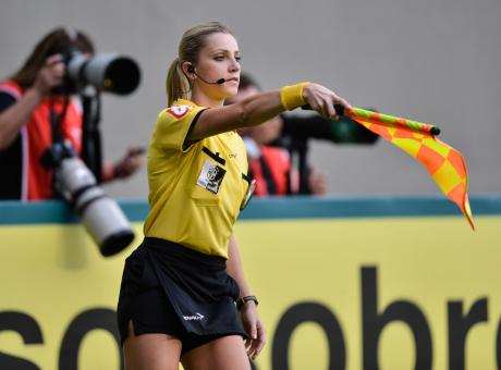 Fernanda Colombo, giornalista e arbitro sexy: che finta! FOTO e VIDEO