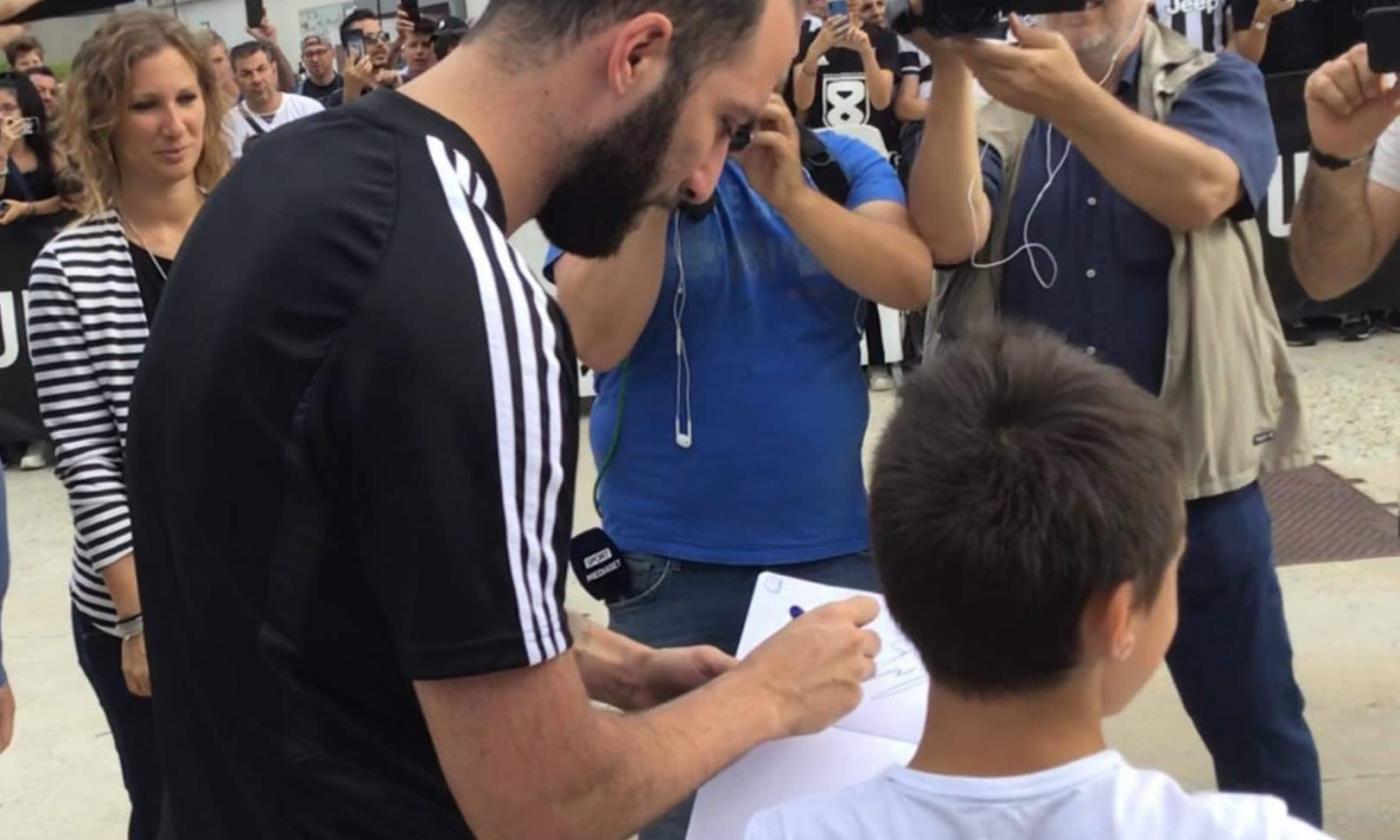 Photo: 'Happy' Higuain poses with Bonucci at Juventus facilities