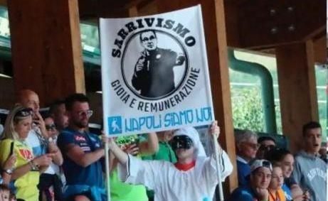 Napoli, striscione contro Sarri a Dimaro: 'Gioia e remunerazione' FOTO