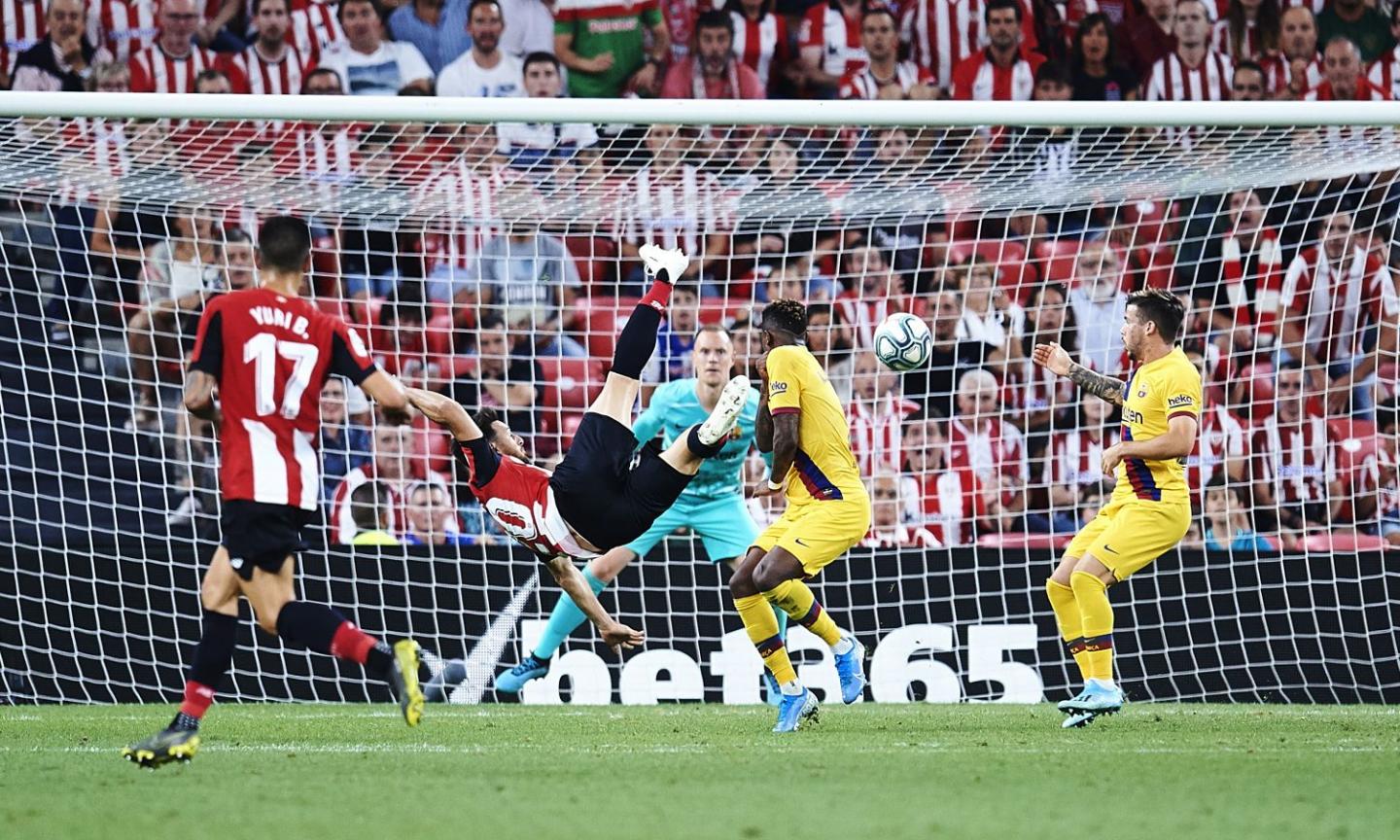 Che festa per Aduriz dopo la rovesciata contro il Barcellona! VIDEO