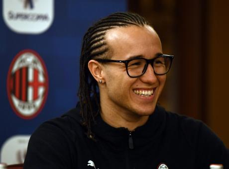 Milan, l'Atalanta è in pole per Laxalt: domani incontro decisivo a Bergamo