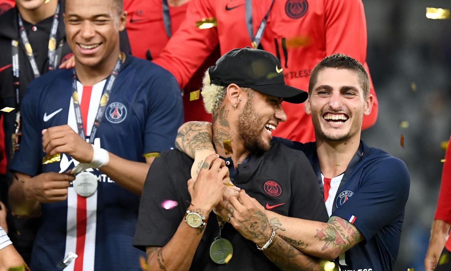 Psg campione, Mbappé spinge via Neymar dalla foto di squadra VIDEO