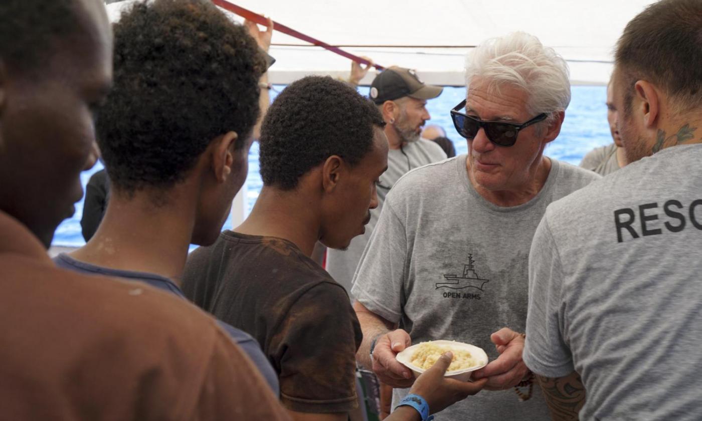 Richard Gere sale sulla nave dei migranti e porta acqua e cibo 