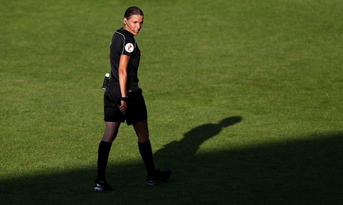 Uefa, che novità: Stéphanie Frappart arbitrerà la Supercoppa Europea. Prima donna ad una finale maschile