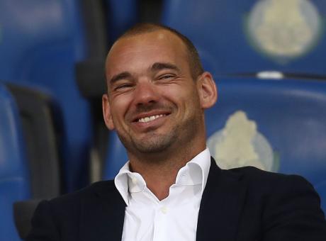 Sneijder dirigente, in tribuna è fuori forma: l'ex Inter irriconoscibile! VIDEO