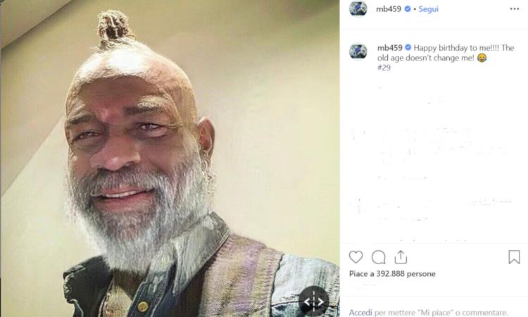 Balotelli gioca coi bimbi al parco, è al bivio tra Italia e Brasile: 'La vecchiaia non mi cambia'