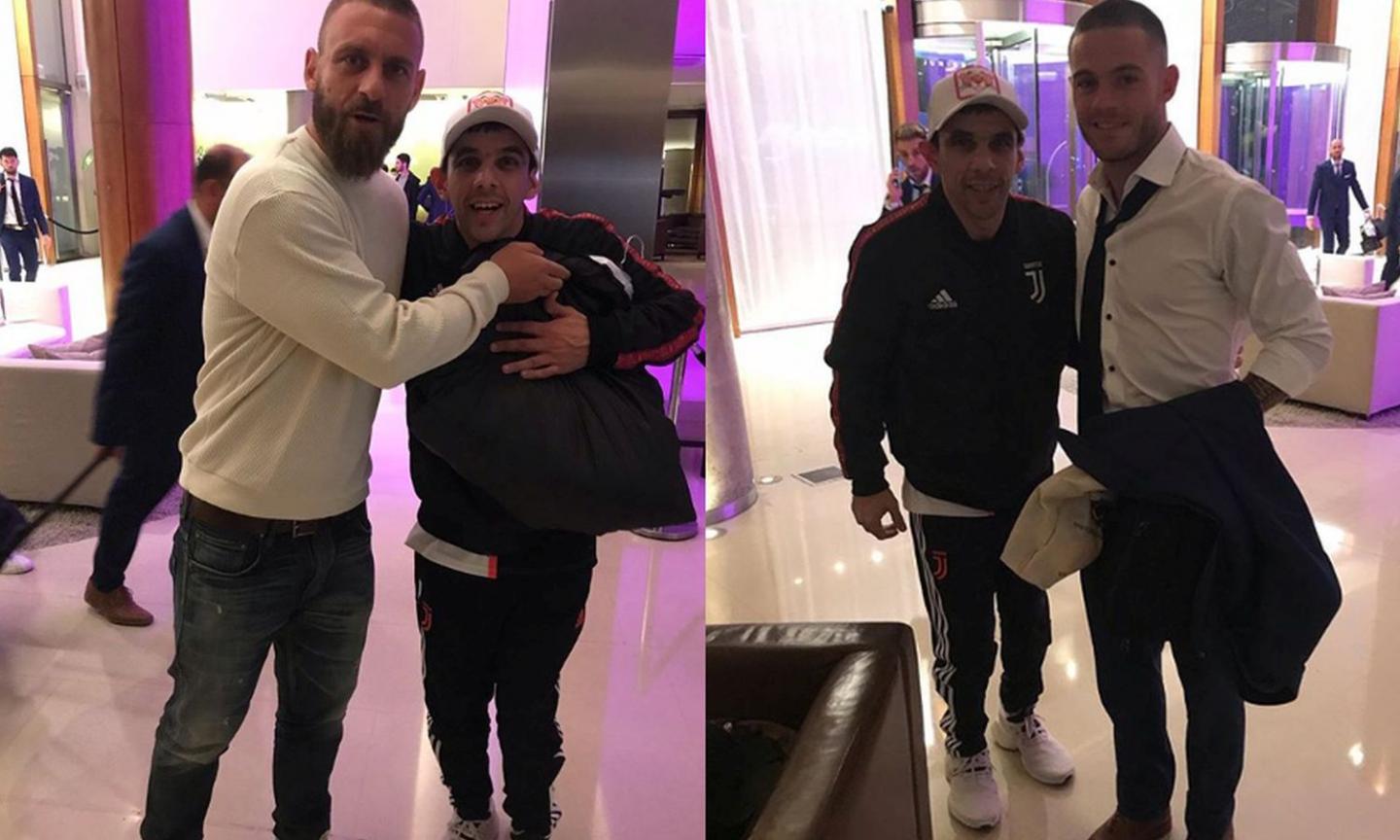 Roma, De Rossi non dimentica: copre lo stemma della Juve a un tifoso! FOTO