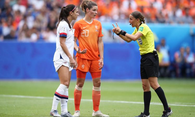 Chi è Stephanie Frappart, primo arbitro donna di una finale Uefa