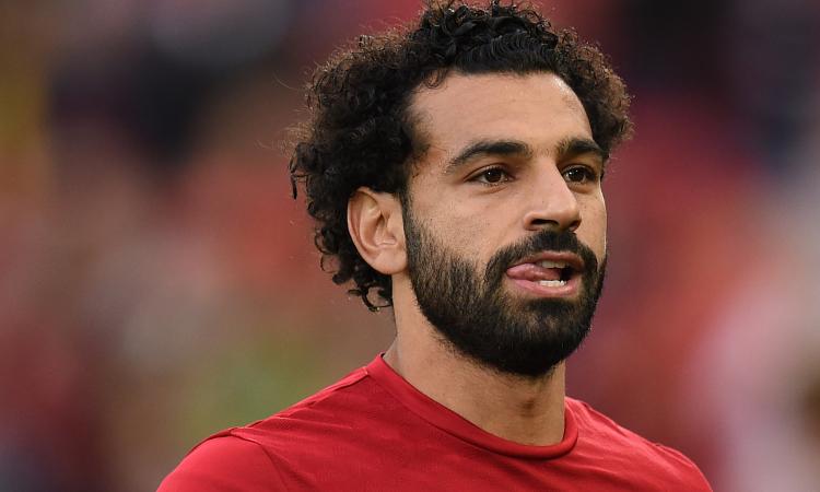 Momo Salah dal cuore d'oro: palleggia con un ragazzo senza gambe VIDEO