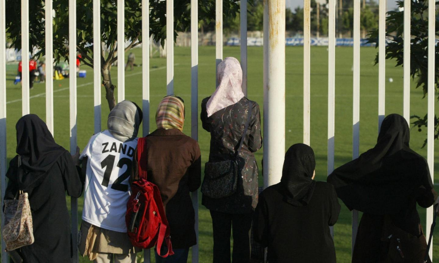 Iran: la prima volta delle donne allo stadio imbarazza il regime