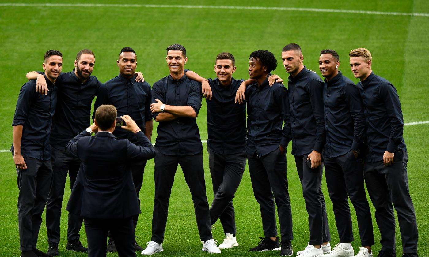 Juve, Ronaldo chiama De Ligt nella foto di gruppo: il VIDEO